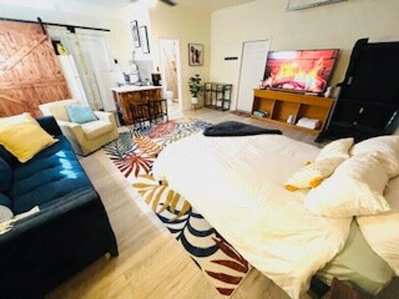 Building Photo - 507 NE 34th St