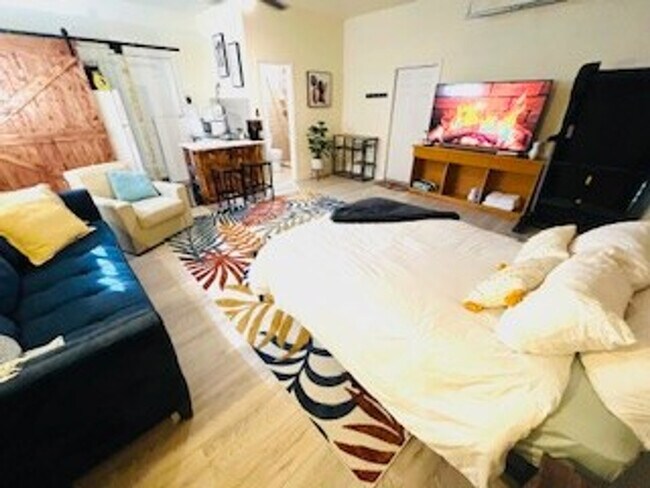 Building Photo - 507 NE 34th St