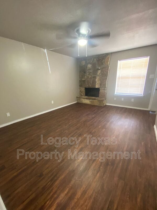 Building Photo - 1608 Sun Valley Dr