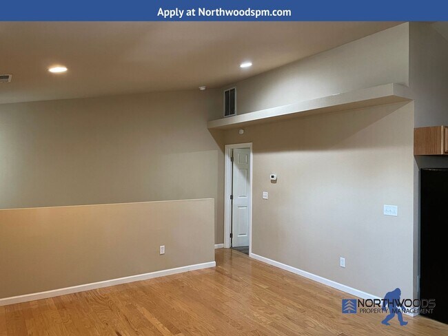 Building Photo - Nice 2 bed/2bath Townhome Located in White City