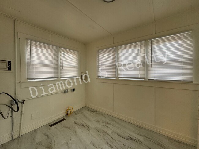 Building Photo - Adorable Stone 1 Bedroom Home Available!