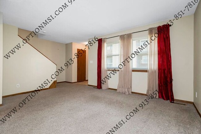 Building Photo - Spacious Townhome!