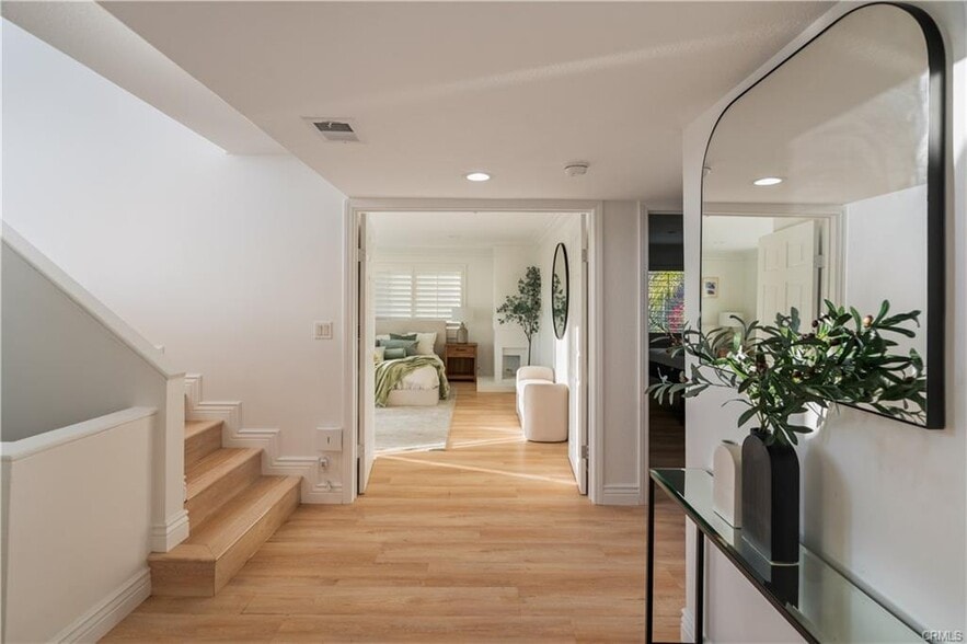 Building Photo - 2019 Sunset Plaza Dr