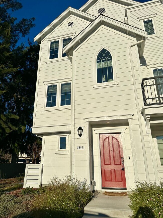 Building Photo - $3,390 / 2 BR - STUNNING MODEL TOWN HOME IN CENTRAL FREMONT