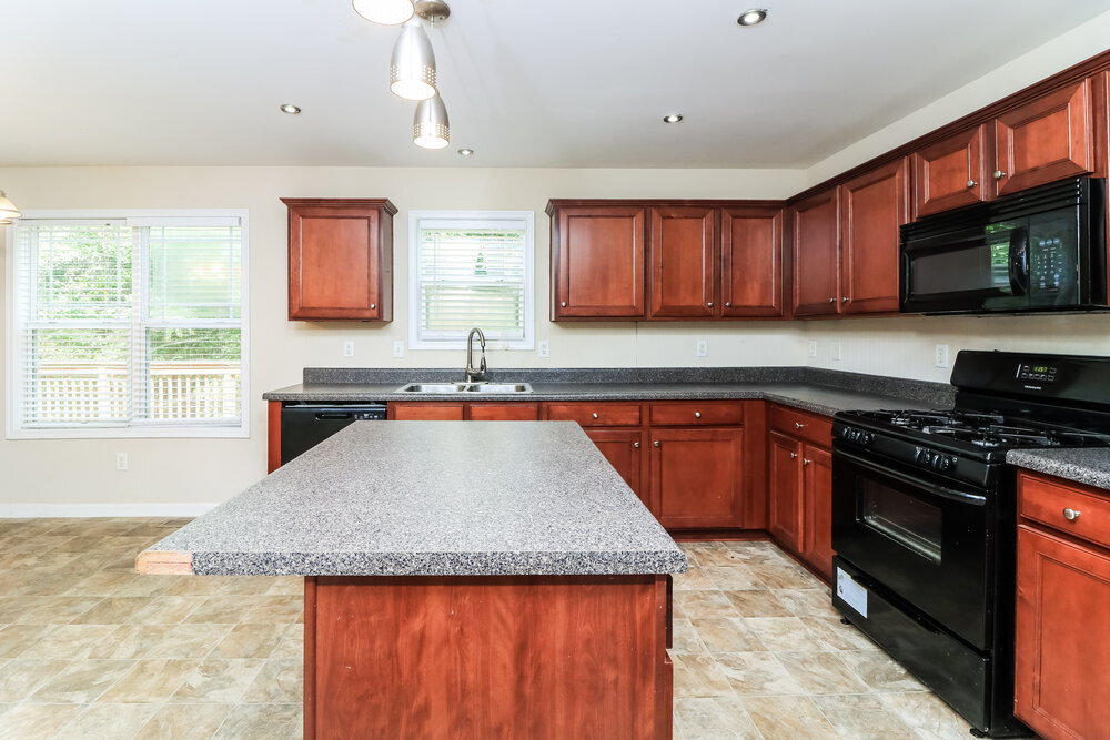 Building Photo - 910 Elderberry Ln