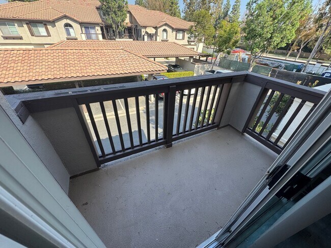 Building Photo - Bright & Spacious 1 Bedroom Apartment in T...