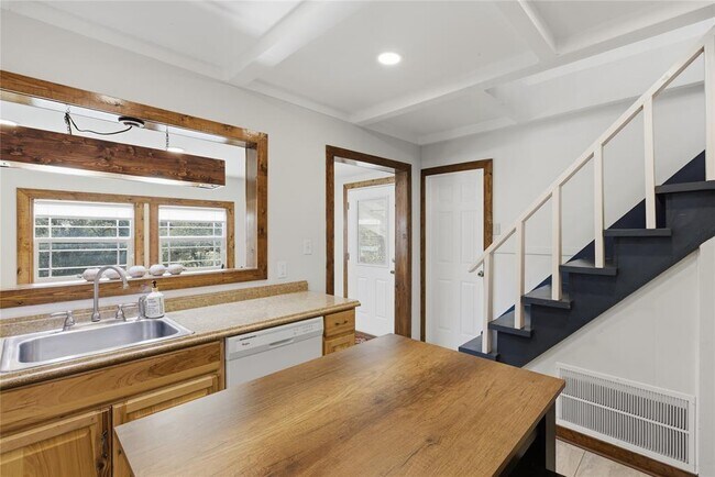 Building Photo - 2505 Belaire W Ln