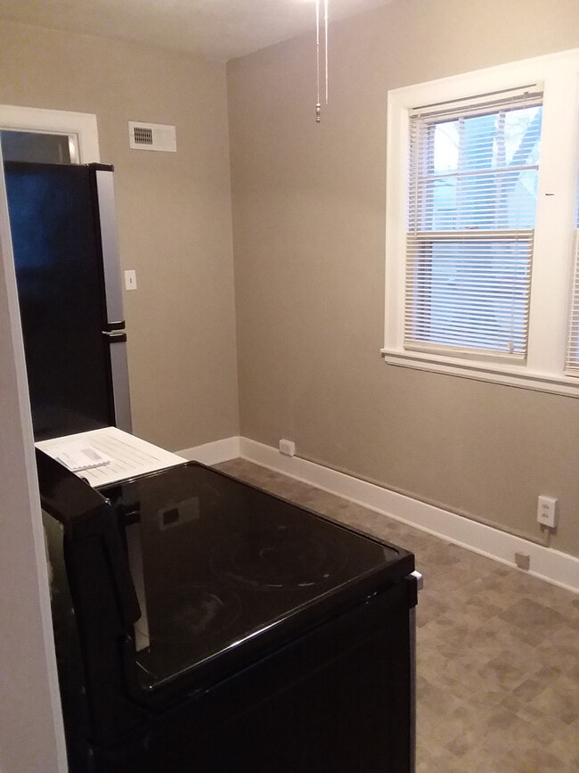 Building Photo - 225 W 1st St