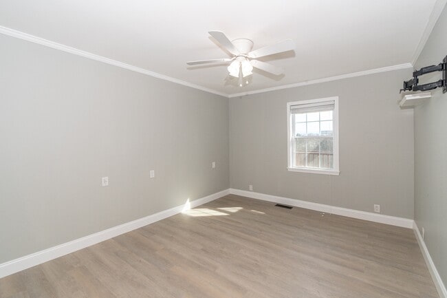 Building Photo - 412 Keeble St