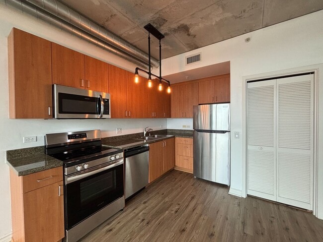 Building Photo - Gorgeous Studio W/ W/D, A/C, Balcony, Rooftop Deck, Gym, Jacuzzi with City views!!