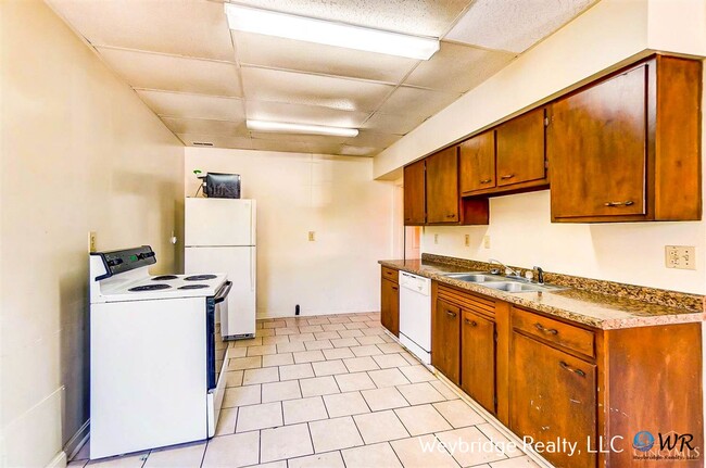 Building Photo - A Spacious 4 Bedroom , 2 Bathroom House in...