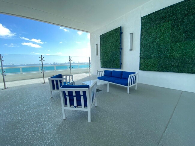 Building Photo - 1800 N Bayshore Dr