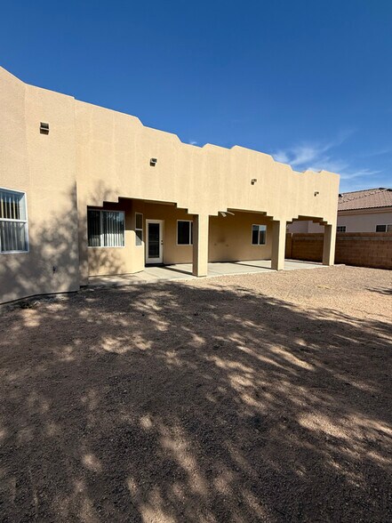 Building Photo - 2117 Buena Vista Dr
