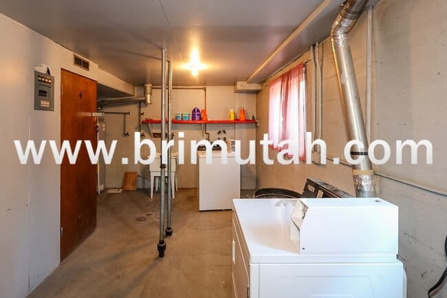 Building Photo - 5 W 300 N