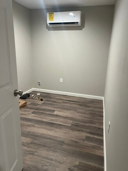 Building Photo - 301 E 7th St