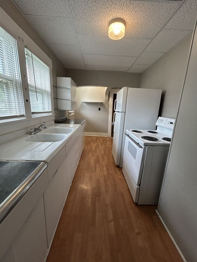 Building Photo - Just Remodeled! 2br/1ba - with Garage and Fenced-in Yard!