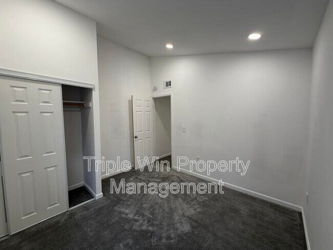 Building Photo - 1332 Langholm Dr