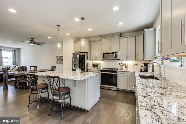 Building Photo - 5004 Oakmoore Dr