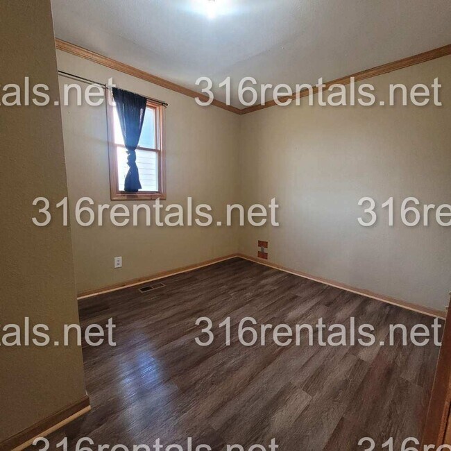 Building Photo - $1175 - 3 bed 2 bath - Single Family Home