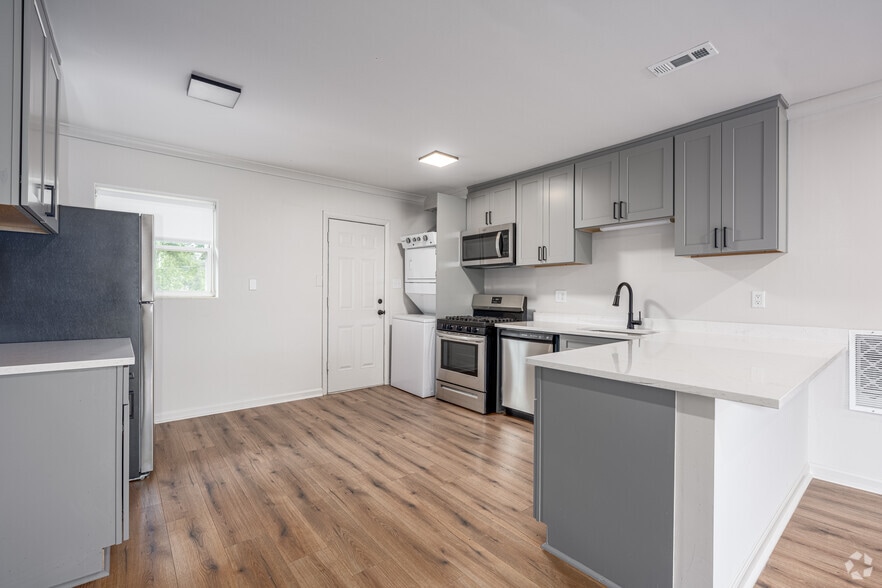 2BR, 1BA - 1,100SF - Kitchen - 1135 Woodland Ave: Woodland Apartments