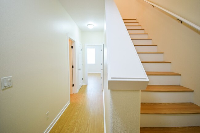 Building Photo - NEW LOWERED RENT!!!  $1,000 Move-in Specia...