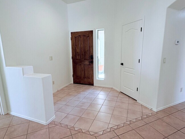 Building Photo - *AVAILABLE NOW* Gorgeous 3 bed/2 bath home in private gated Tanque Verde community!!!