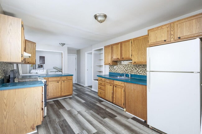 Building Photo - 621 E Meyers Ave