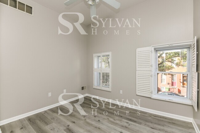 Building Photo - Brick 2 BR, 2 BA Townhome