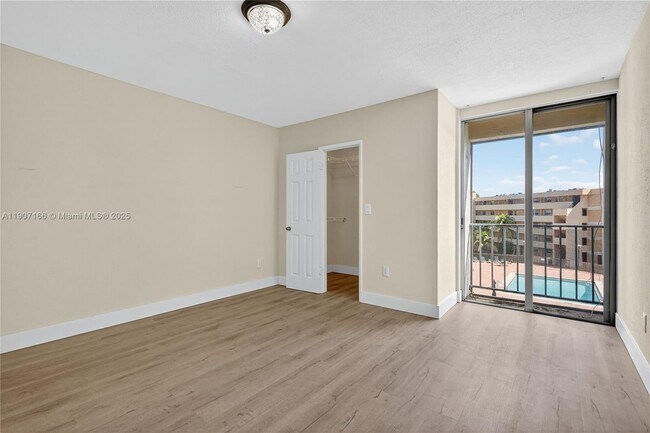 Building Photo - 9210 Fontainebleau Blvd