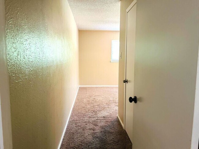 Building Photo - 613 W Redbud Dr