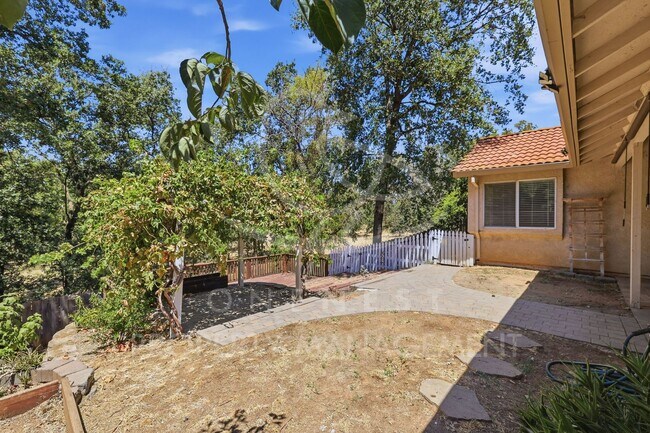 Building Photo - Charming and thoughtfully upgraded 3-bedroom, 2-bathroom single-level