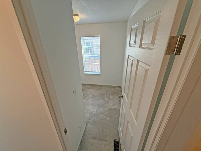 Building Photo - 2501 N Apperson Way