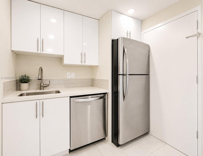 Building Photo - 2899 Collins Ave