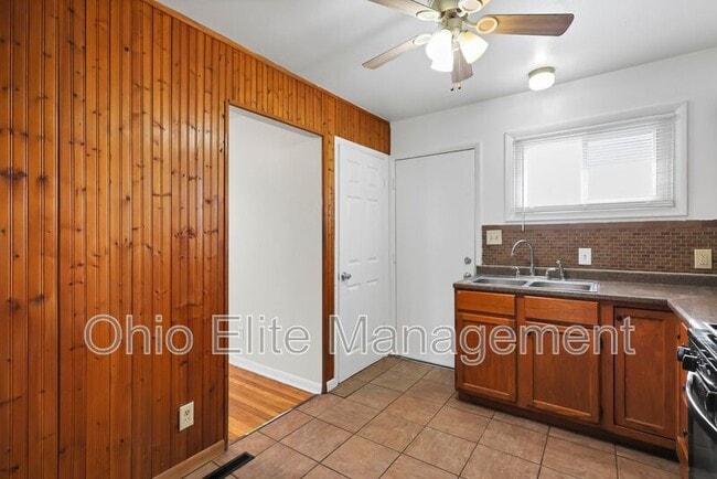 Building Photo - 1028 S Harris Ave