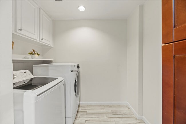 Building Photo - 201 Vanderpool Ln
