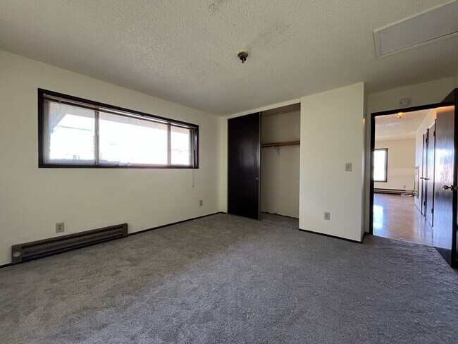 Building Photo - Spacious 3 Bedroom with Bonus Living Area, Patio & Built in Fireplace