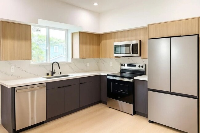 Building Photo - 4511 Rosewood Ave