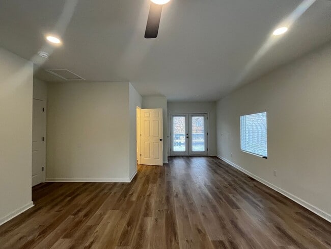 Building Photo - Newly Remodeled!