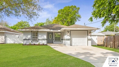 Building Photo - 734 Flora St