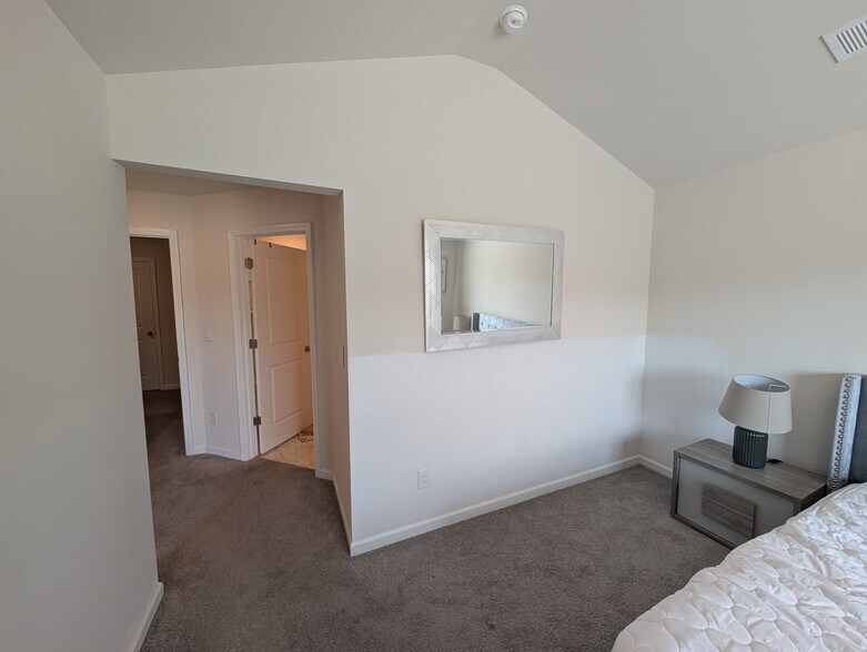 Building Photo - Room in Apartment on North Mills Rd