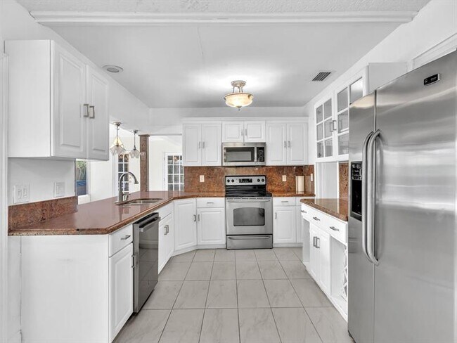 Building Photo - 899 NW 6th Dr