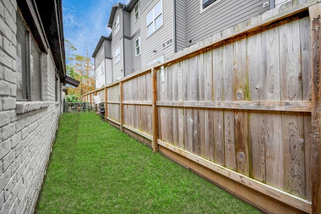 Building Photo - 1736 Crestdale Dr