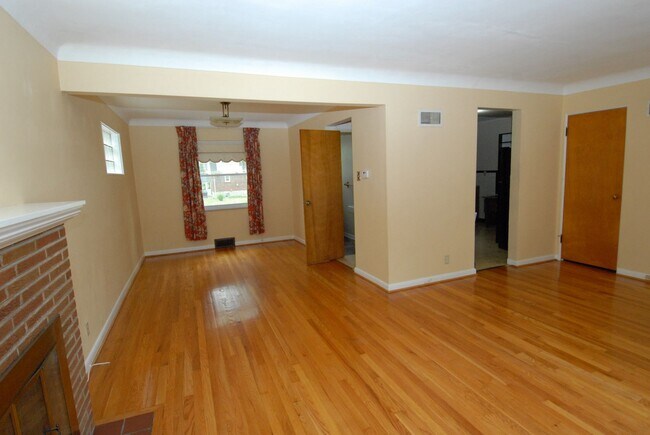 Building Photo - St Louis County/City Greendale/near UMSL