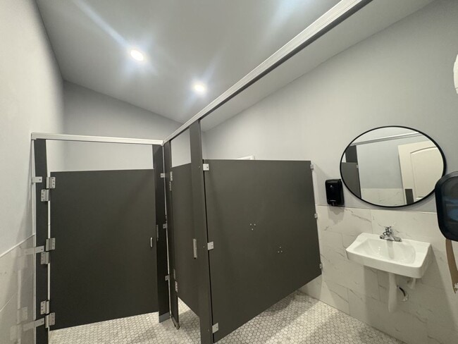 Building Photo - 30 Spring Dr