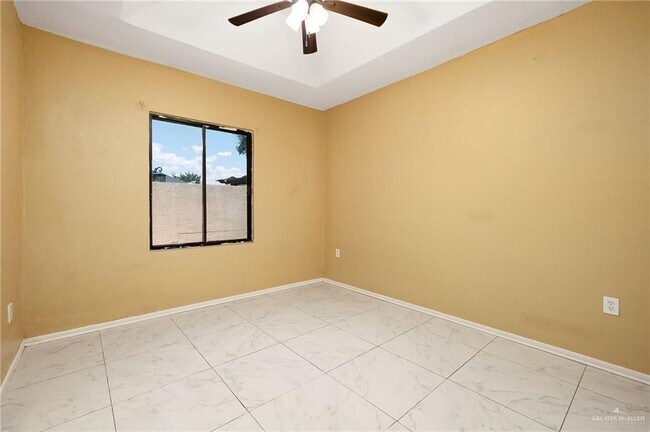 Building Photo - 604 Crystal Dr