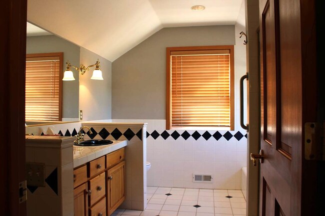 Building Photo - Experience Downtown Gig Harbor living in t...