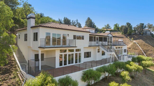 Building Photo - Modern Elegance Meets Scenic Privacy in Be...