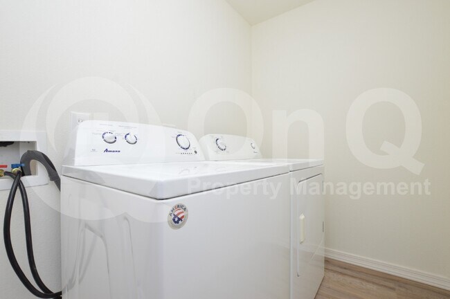 Building Photo - 3225 E Earll Dr