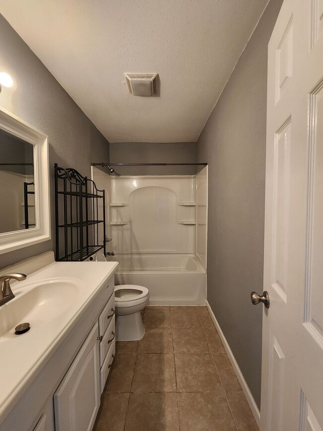 Building Photo - 3 Bedroom 1.5 Bath home in Shawnee!