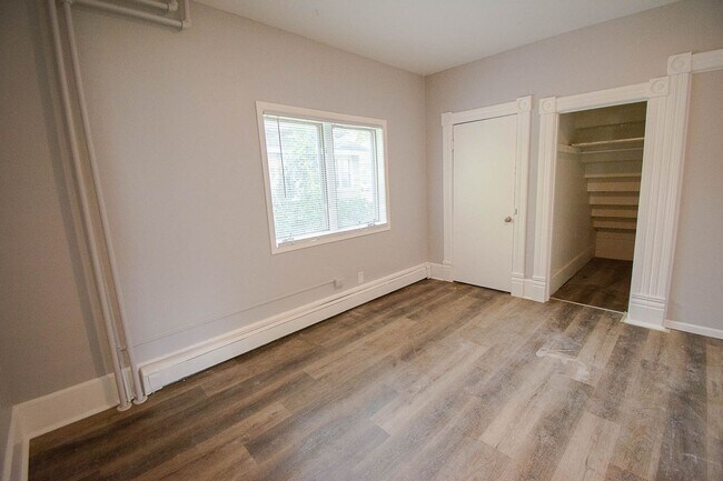 Building Photo - 836 S Newton Ave